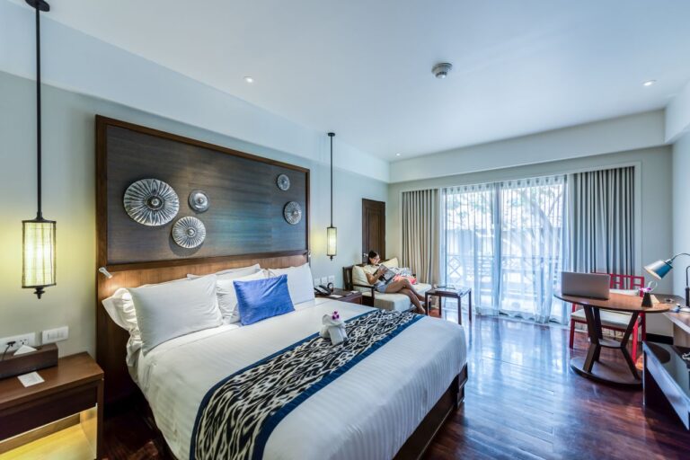 Hotel Loyalty Programs Compared: Which One Saves You the Most?